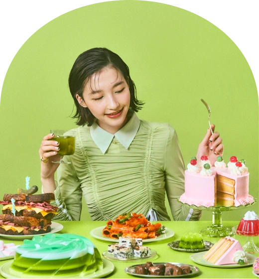 食事をする女性