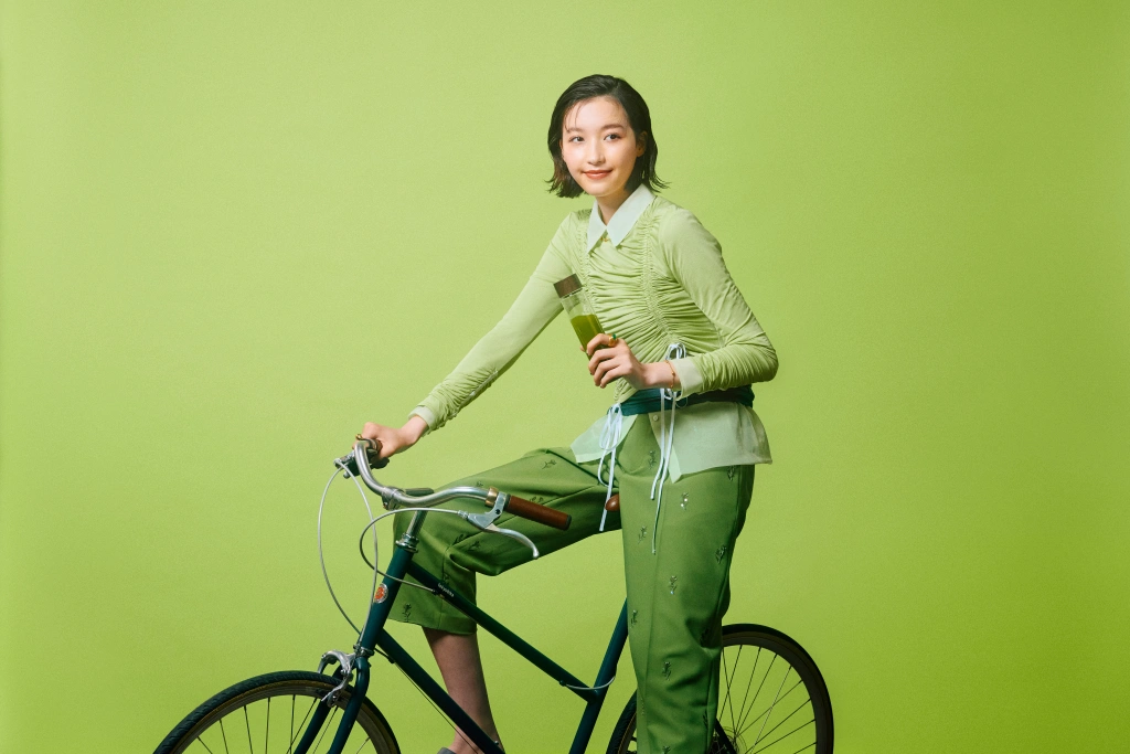 自転車に乗る女性