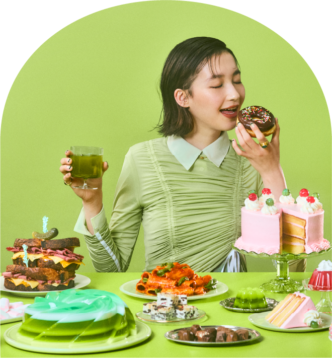 食事をする女性