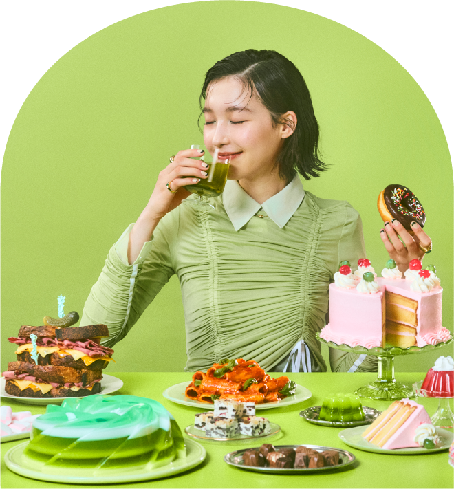 食事をする女性