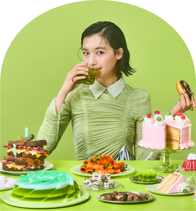 食事をする女性